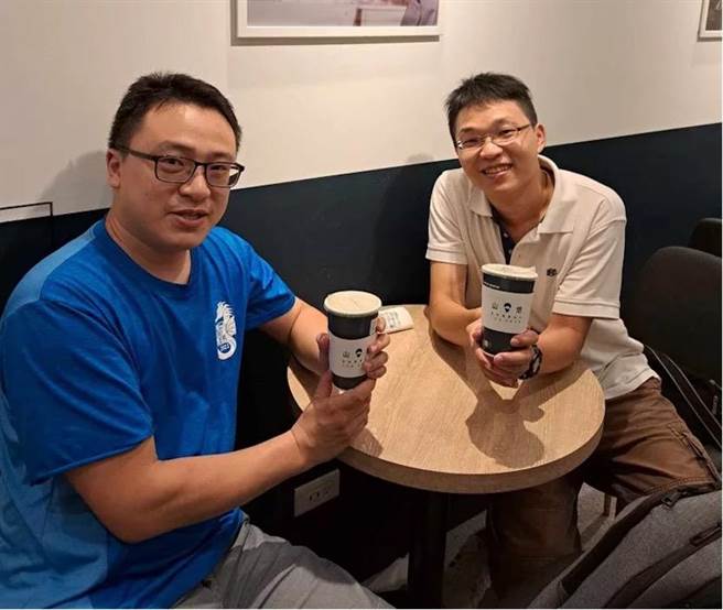 基中校友李建德（右）留美读博士后便留在美国就业，得知学弟陈禹瑍的奋斗事蹟，返校捐出一万元助学金和100元美金给学弟鼓励。（基隆高中提供／徐佑升基隆传真）