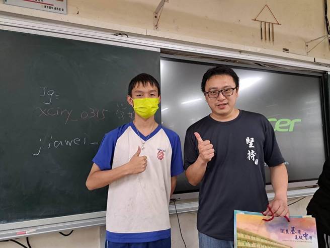 国立基隆高中新生陈禹瑍（左）来自单亲家庭，克服弱势奋发向上，获今年总统教育奖奋发向上奖。（基隆高中提供／徐佑升基隆传真）