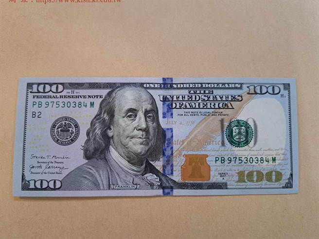 基中校友李建德捐出的100元美金给学弟陈禹瑍鼓励。（基隆高中提供／徐佑升基隆传真）