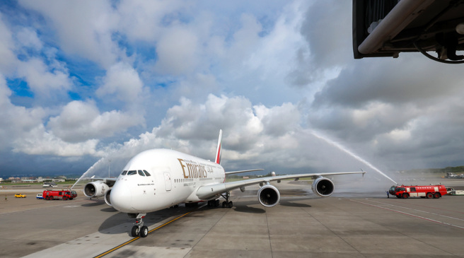 阿联酋航空旗舰A380客机1日再次飞抵台湾，也象徵A380客机因三年多来新冠疫情暂停服务后正式回归，桃园国际机场公司也举行洒水仪式迎接A380客机。（陈麒全摄）