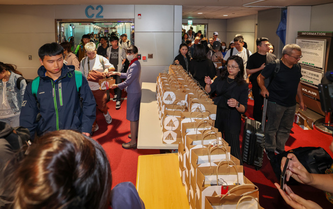 阿联酋航空旗舰A380客机1日再次飞抵台湾，抵台的航班满载615名乘客，包括557个经济舱座位，以及58个商务舱座位，今天也特别准备了凤梨酥及飞行飘带造型钥匙圈送给搭机旅客共享喜悦。（陈麒全摄）