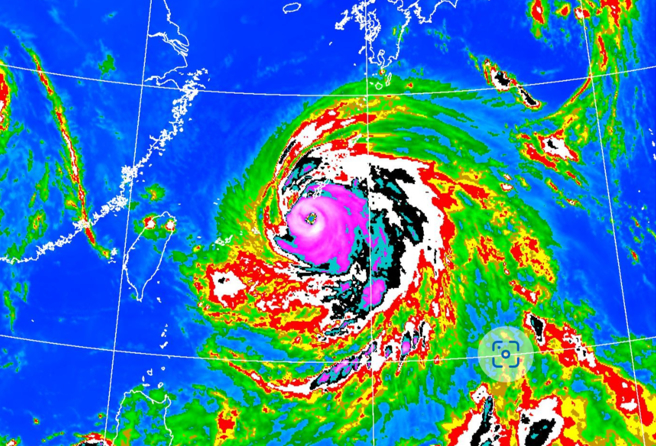 卡努颱風侵襲日本南端沖繩，暴風圈涵蓋全縣。（圖／中央氣象局）