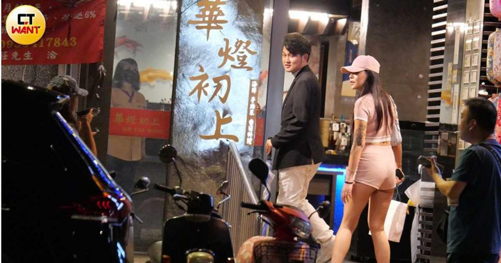梁軒安與歌手蔡潔予一同進入台北市中山區一家餐廳。（圖／本刊攝影組）