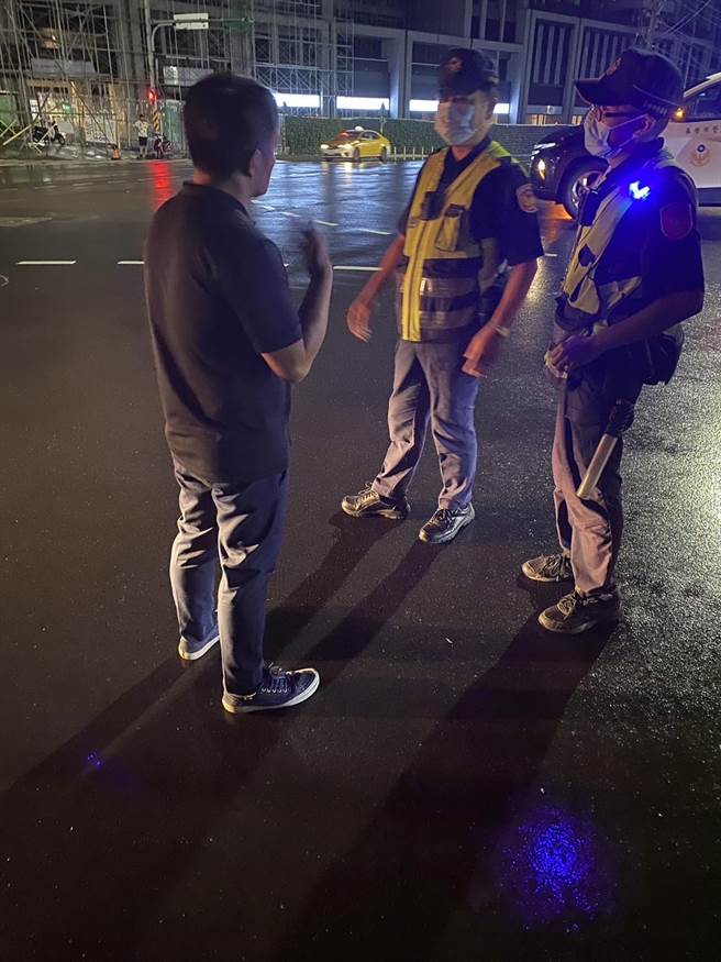  ▲市议员施伟政（左）与警方了解状况。（市议员施伟政提供／徐佑升基隆传真）