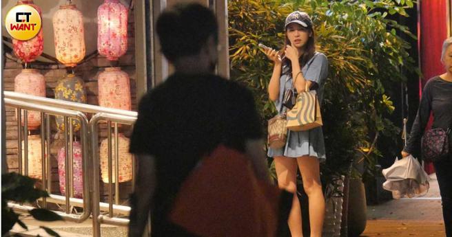 网红杜衫杉抵达餐厅。（图／本刊摄影组）