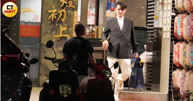 有打扮过的梁轩安脸喝得通红走出餐厅。（图／本刊摄影组）