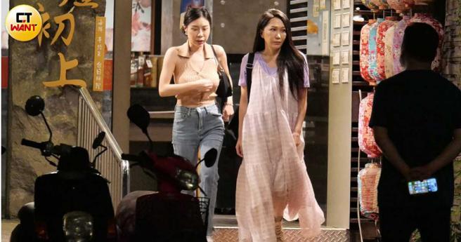 梁轩安旗下台语歌手余曼曼与造型老师黄林果一起离开餐厅。（图／本刊摄影组）
