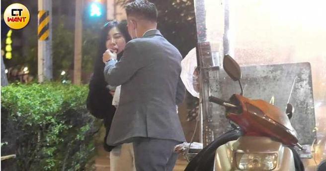 本刊于2021年底曾捕捉到梁轩安喂食余曼曼香肠。（图／本刊摄影组）