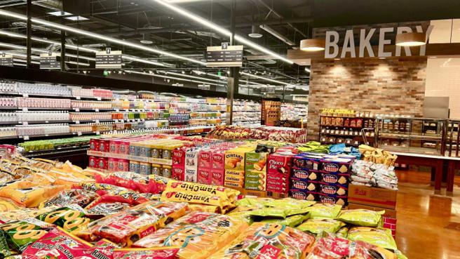 為符合亞裔二代的飲食口味，大華超市近年也多了很多來自泰國、菲律賓、越南的食品，台灣華擎表示，「我們只是其中一個產品供應來源而已。」（圖／翻攝自大華超市臉書）