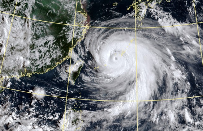 沖繩成了這次颱風最大苦主，將持續受卡努颱風籠罩一整個禮拜。（中央氣象局提供）