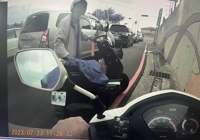 鄭姓老翁因機車拋錨，日前頂著高溫推車致體力不支，幸獲警方及時協助。（警方提供／陳淑娥台中傳真）