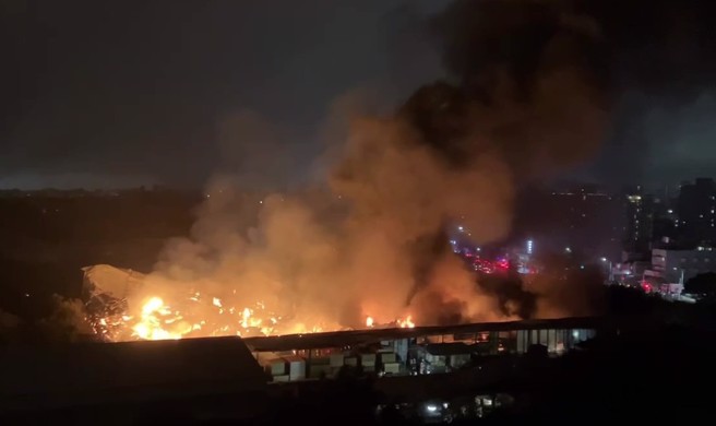 新北市林口區1日晚間19時32分許發生大火，警消獲報陸續派出71車212人前往搶救，現場為「網家速配林口運務所」PChome倉庫及一家汽車材料倉庫，二間全面燃燒面積約1860坪，起火原因還待警消後續調查。(簡銘柱攝影)