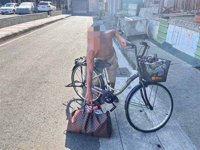 50岁刘姓男子7月30日将行李放在自家门口跑去停车，没想到几分钟的时间，装着行李的8万元LV包包就不翼而飞。（高市凤山分局提供／杨舒婷高雄传真）