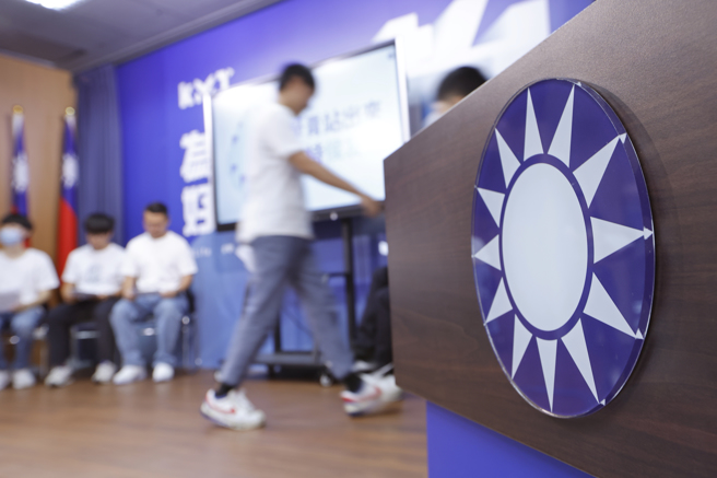 资深媒体人谢寒冰认为，国民党显然处在内乱。图为国民党举行记者会时，讲台上的党徽。（资料照,陈信翰摄）