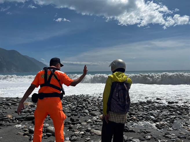 花蓮沿岸受卡努颱風外圍環流影響，陸續出現強風與長浪，岸巡人員已前往岸際景區柔性勸退觀浪及從事水上的民眾。（海巡署東部分署第一二岸巡隊提供／羅亦晽花蓮傳真）