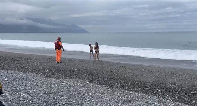 花蓮沿岸受卡努颱風外圍環流影響，陸續出現強風與長浪，岸巡人員已前往岸際景區柔性勸退觀浪及從事水上的民眾。（海巡署東部分署第一二岸巡隊提供／羅亦晽花蓮傳真）
