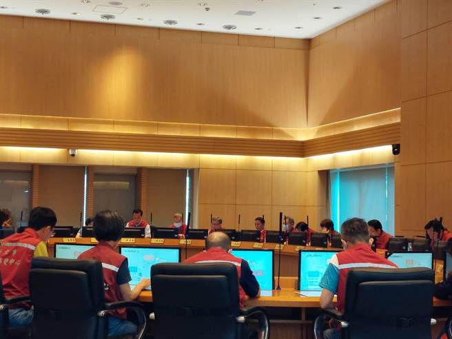 新北市副市長劉和然今早主持市政會議，要求各單位做好防颱整備作業。（陳慰慈攝）