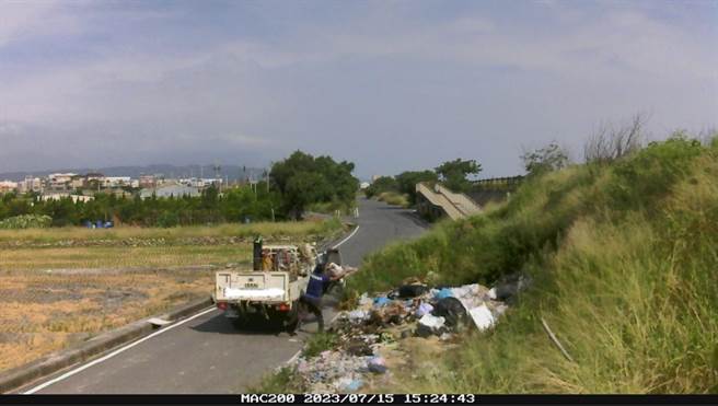 环保局设置缩时摄影机，清楚拍下任意倾倒废弃物的民眾。（苗栗县政府提供／李京升苗栗传真）