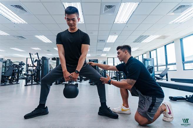 Waypoint fitness中和馆1对1教练课，教想运动但不知道怎么动的爸爸如何安全训练。（新北市体育处提供）