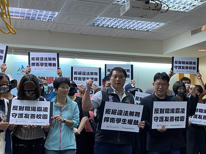 新竹县私立义民中学数十位师生今天开记者会，指控校方非法介聘老师。（林志成摄）