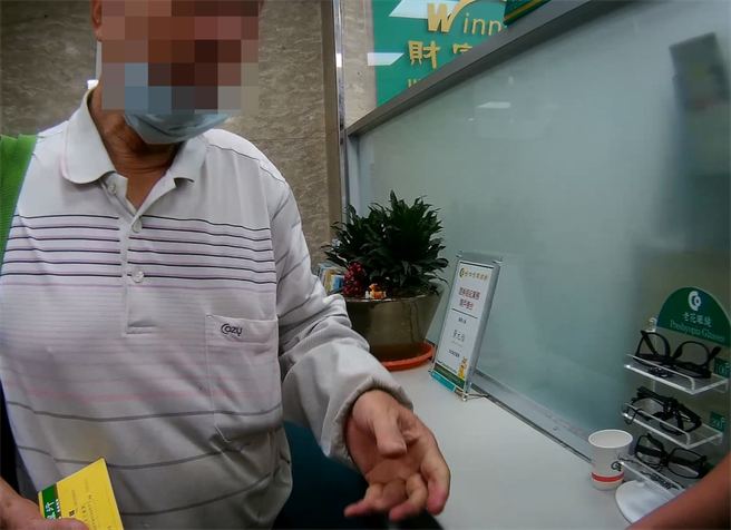 84岁黄姓老翁到北屯路合作金库提领现金。（台中市第五分局提供／冯惠宜台中传真）