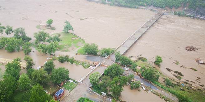 北京極端強降雨為140年來最大降雨 。圖為7月31日北京房山、門頭溝等地遭受嚴重暴雨洪水。（北京青年報）