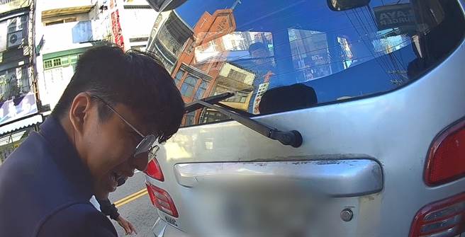 老翁開車行經地下道拋錨，中壢4警合力推車恢復交通。(警方提供／呂筱蟬桃園傳真)