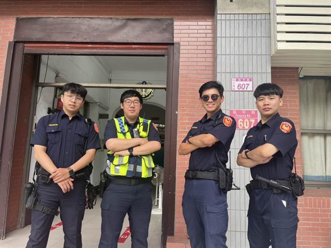 老翁開車行經地下道拋錨，中壢4警合力推車恢復交通。(警方提供／呂筱蟬桃園傳真)