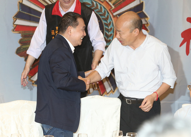 國民黨總統參選人侯友宜（左）與前高雄市長韓國瑜（右）合體，讓許多支持者振奮。（資料照,姚志平攝）