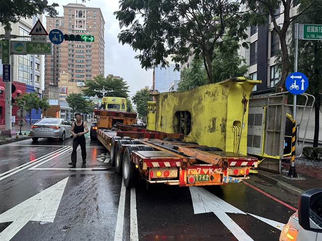 桃园市1辆吊车今天凌晨沿着桃园区经国路往南崁方向行驶，疑似紧急煞车，导致后方载着的起重机翻覆，目前道路管制中。（翻摄照片）