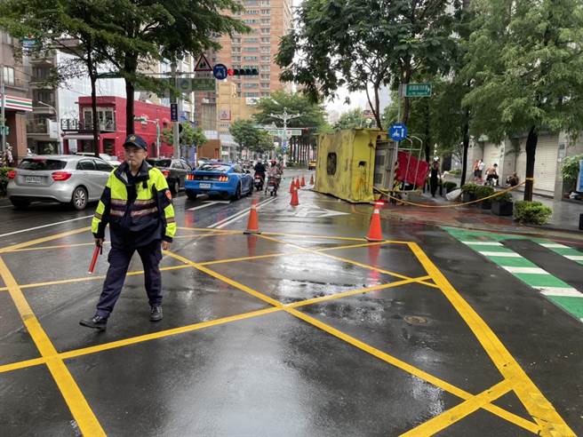 桃园市1辆吊车今天凌晨沿着桃园区经国路往南崁方向行驶，疑似紧急煞车，导致后方载着的起重机翻覆，目前道路管制中。（翻摄照片）