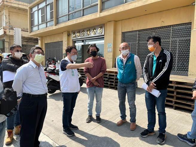 民進黨高市鎮港區議員黃彥毓也痛斥，國民黨立委參選人游淑慧為選舉炒作批評，高雄前瞻計畫經費拿太多，讓所有高雄人感到非常憤慨。圖為黃彥毓勘查前鎮漁港周邊設施。（柯宗緯翻攝）