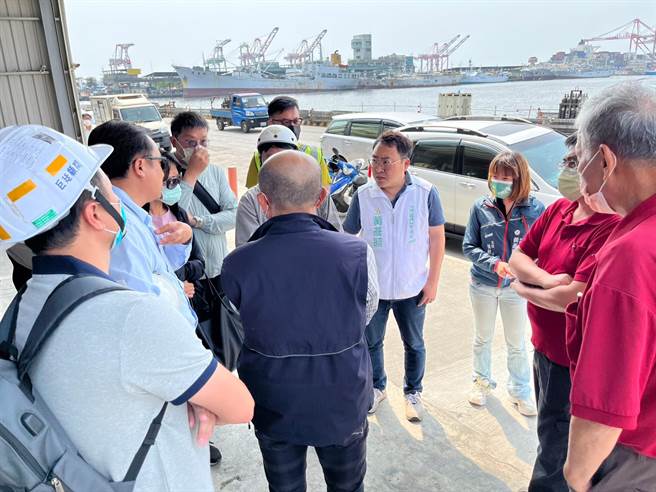 民進黨高市鎮港區議員黃彥毓也痛斥，國民黨立委參選人游淑慧為選舉炒作批評，高雄前瞻計畫經費拿太多，讓所有高雄人感到非常憤慨。圖為黃彥毓勘查前鎮漁港周邊設施。（柯宗緯翻攝）
