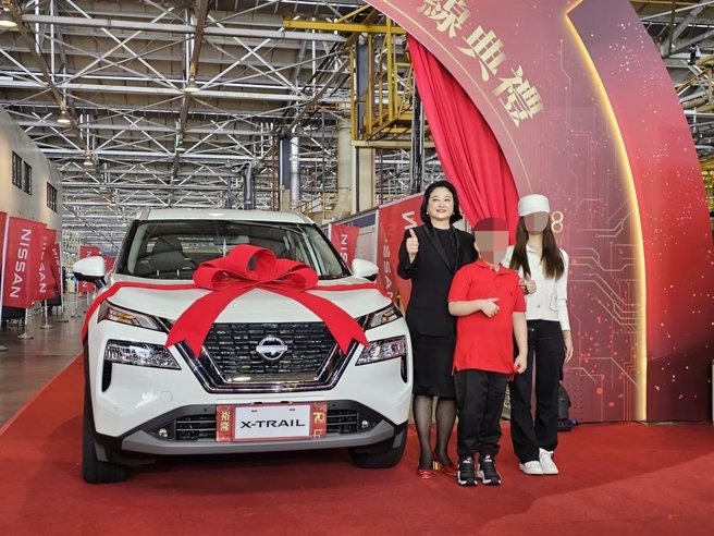 裕隆集团董事长严陈莉莲（左）与儿女共同出席裕隆70厂庆。（黄琮渊摄）