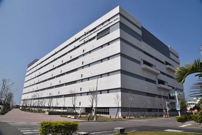 老旧加工区三大园区获得前瞻34.44亿元补助，启动立体化更新工程，图为史首先盖好的前镇科技产业园区中的前瞻创新大楼。(图：经济部加工出口管理区提供)