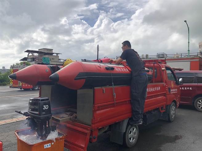 消防队员整备救灾小艇等设备。（新北市消防局提供／徐佑升新北传真）