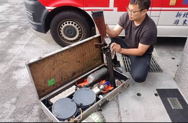 消防队员整备救灾相关设备。（新北市消防局提供／徐佑升新北传真）