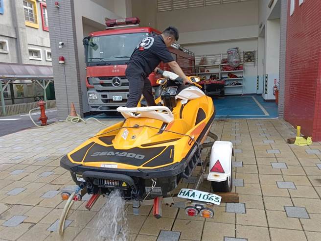消防队员整备救灾时的水上摩托车。（新北市消防局提供／徐佑升新北传真）
