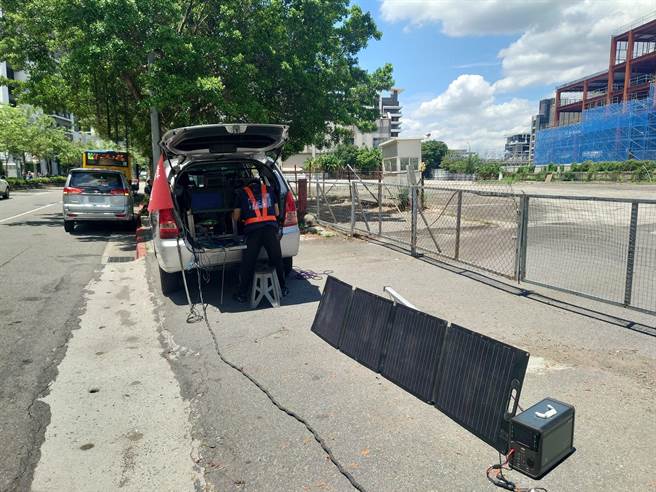 台北市环保局管制车辆排烟污染的路边拦查，导入可挠式太阳能板及储能设备，当日电力即可自发自用。（环保局提供／蔡佩珈台北传真）