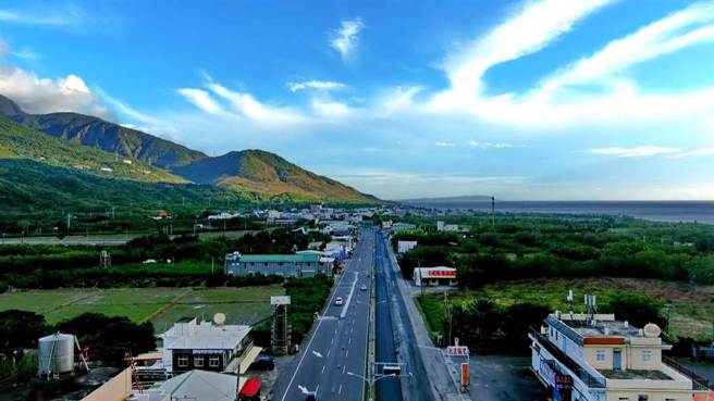 屏鵝公路電桿地下化完成後路面鋪平。圖為台1線459K_460K刨鋪施工中的空拍。(公路總局提供)