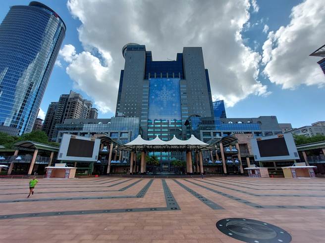 台电两次电价调涨近34％，新北市秘书处预估新北市政府行政大楼电费尚不足1804万元，市府将动用第二预备金支应。（陈慰慈摄）