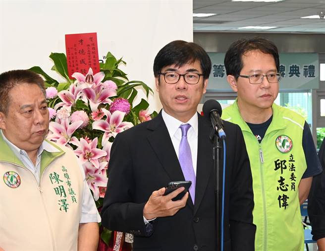 高雄市长陈其迈（中）2日对前瞻预算高雄市挨批不以为然。（林瑞益摄）
