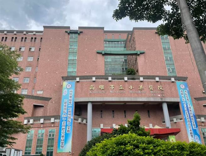 孙姓看护在小港医院担任看护期间，与护理师发生口角，还拍医疗工作车及推人。（洪靖宜摄）