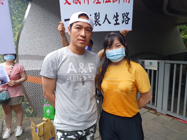 90年代偶像男团「红孩儿」王海轮（左）也是手术代偿受害者之一，更因此放弃拍戏、淡出演艺圈。（王家瑜摄）