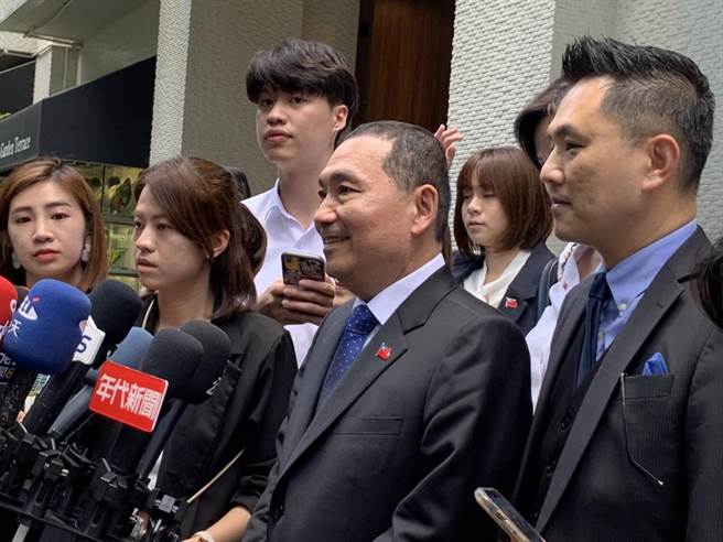 国民党总统参选人侯友宜今赴东京松本楼前受访。（张薷摄）