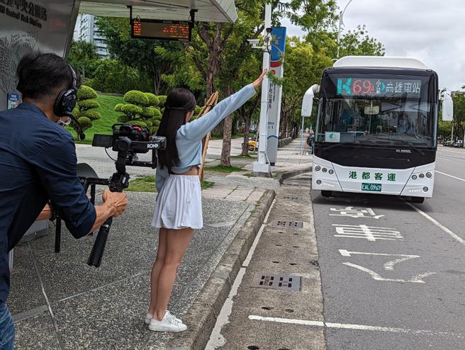 高雄市區399通勤月票，民眾可不限次數搭乘高雄市捷運、輕軌、公車及台鐵高雄(大湖-九曲堂)區間服務（圖片來源：高雄市交通局提供）