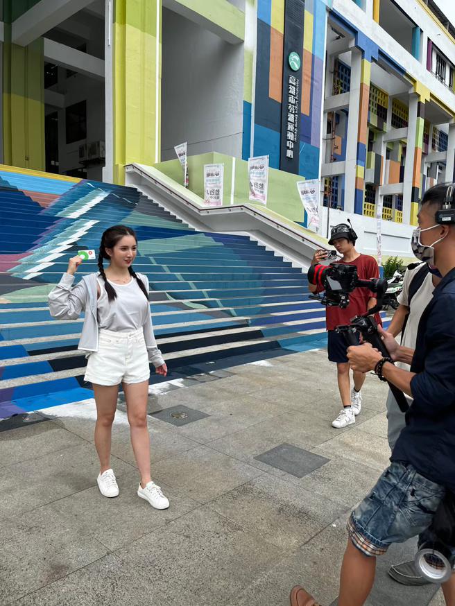 拍攝399月票體驗影片的Dora表示，高雄TPASS 399月票超級方便又優惠!（圖片來源：高雄市交通局提供）