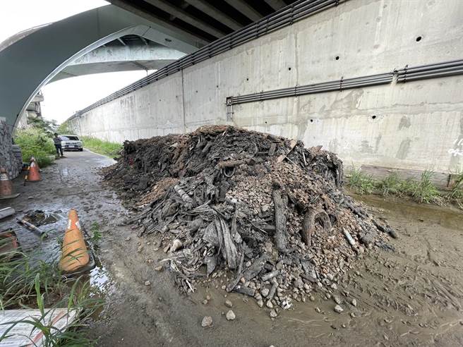 邱姓砂石车业者在苗栗县后龙镇偷倒事业废弃物。（读者提供／谢明俊苗栗传真）
