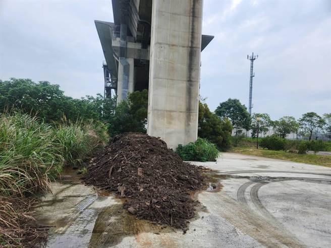 邱姓砂石车业者在苗栗县后龙镇偷倒事业废弃物。（读者提供／谢明俊苗栗传真）