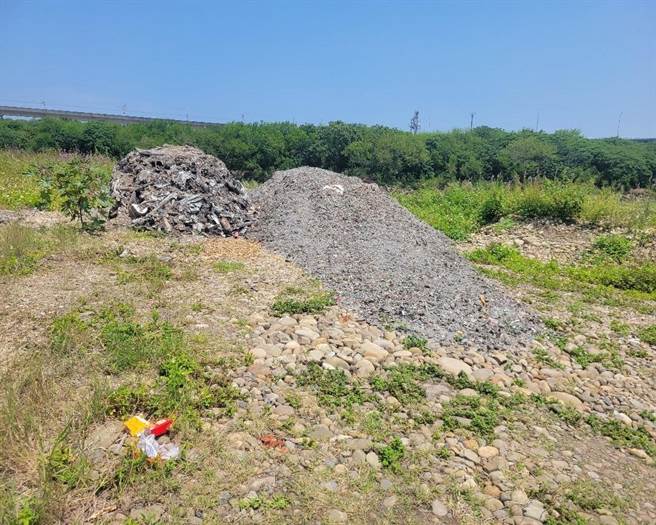邱姓砂石车业者在苗栗县后龙镇偷倒事业废弃物。（读者提供／谢明俊苗栗传真）